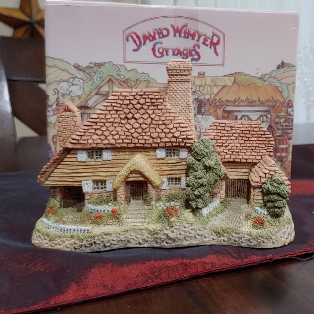 David Winter Cottages Collectible Figurine